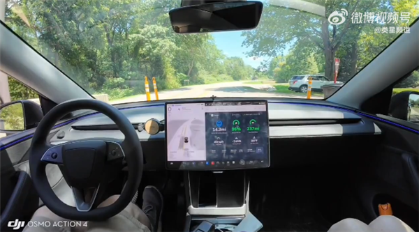 曝特斯拉FSD正学习观察人类:识别到高速交完费后自动驶离