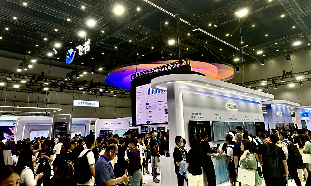 飞书甩出豪华AI全家桶!拥抱钉钉企微