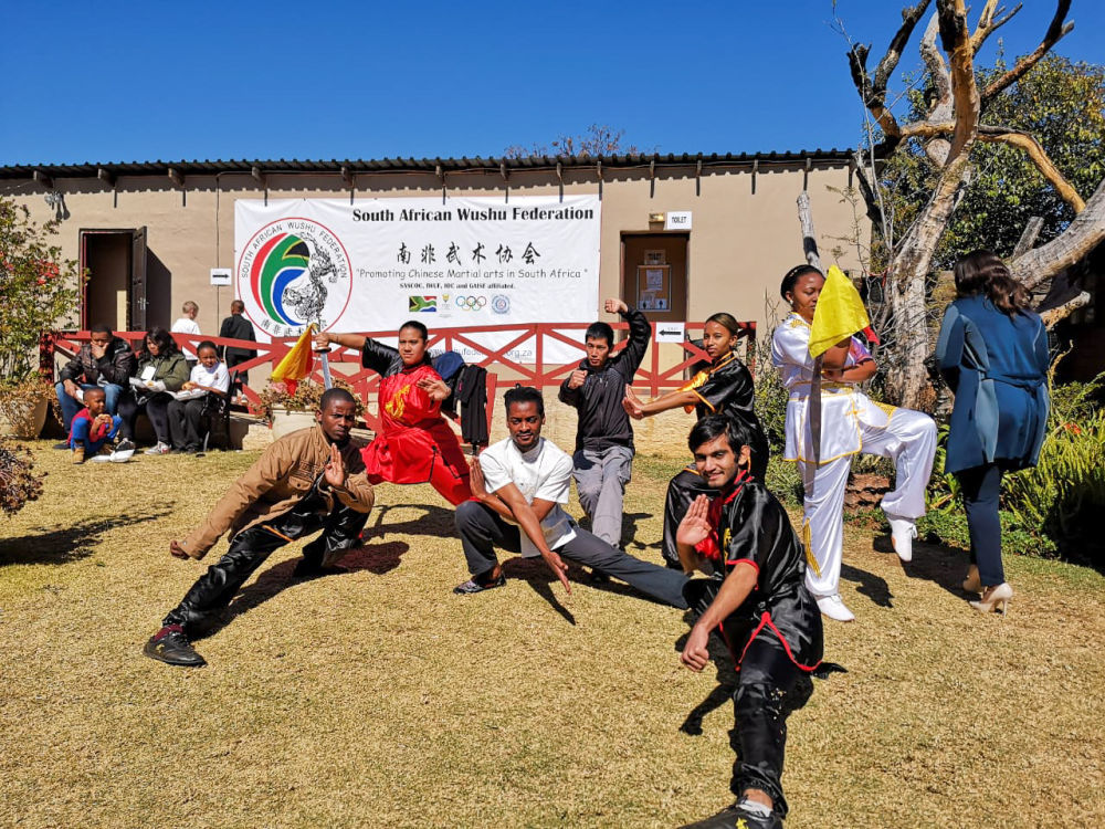 2018年8月11日,在南非约翰内斯堡,武术爱好者参加一场当地举行的武术比赛。 新华社发