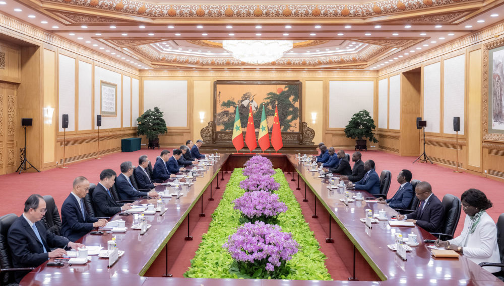 6月27日上午，国家主席习近平在北京人民大会堂会见来华出席夏季达沃斯论坛的塞内加尔总理松科。新华社记者 翟健岚 摄