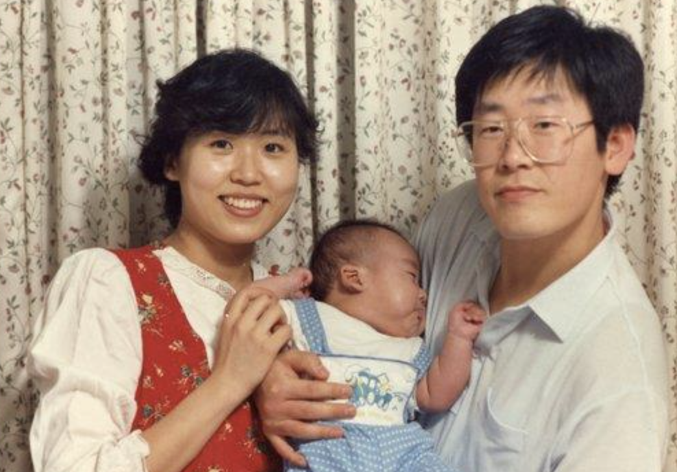 ▲李在明与妻子金惠景及儿子拍摄的照片