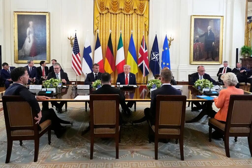 美国东部时间8月18日,美国总统特朗普、乌克兰总统泽连斯基和多名欧洲领导人在美国白宫举行多方会晤。图源:新华社
