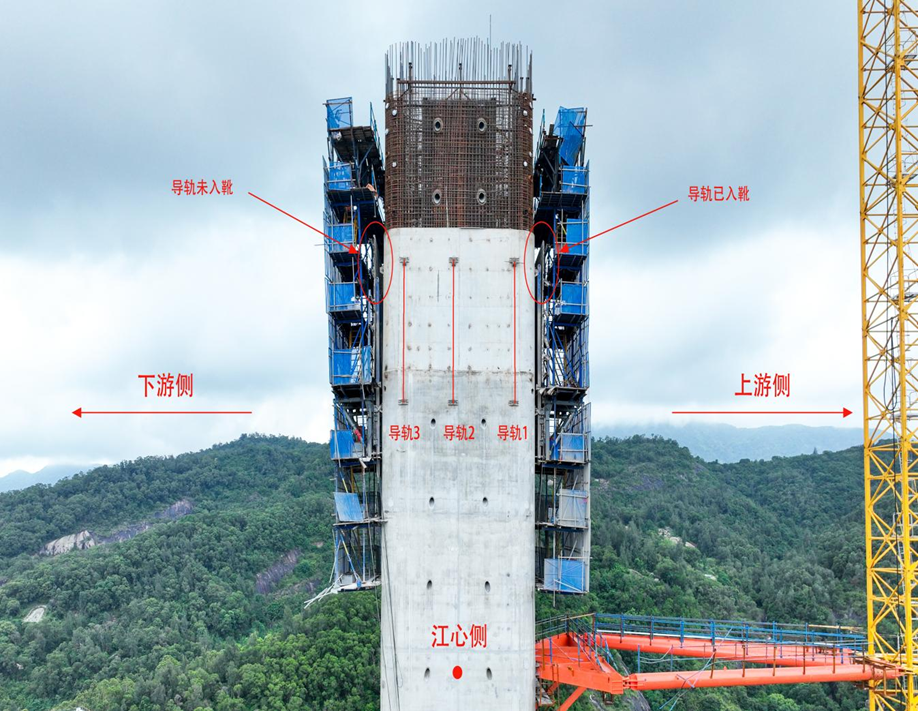 4#索塔江心侧一面爬模架坍塌坠落。图片来源:事故调查报告