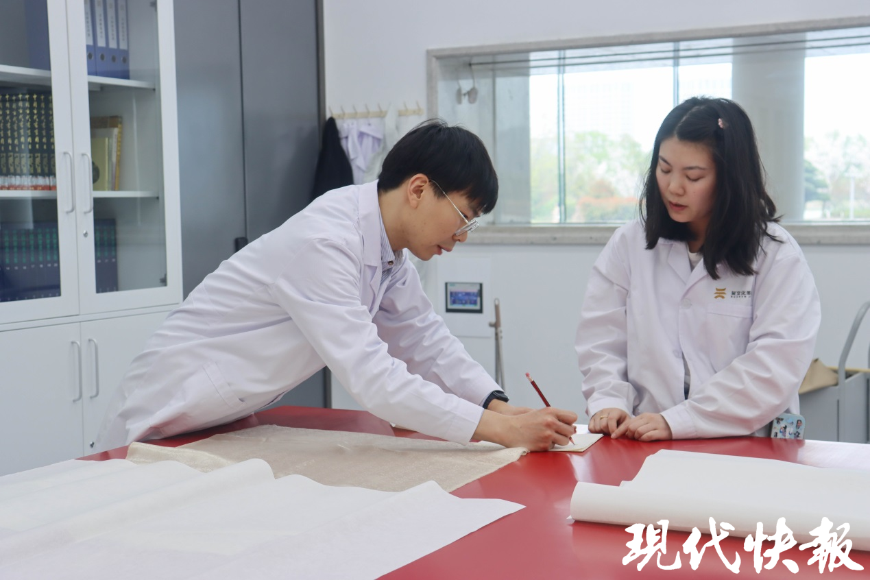 工作中的马鸣远与王铭钰