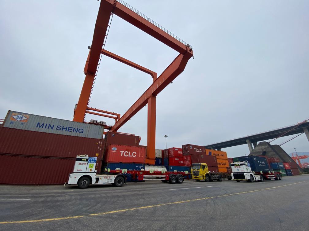 无人驾驶集装箱卡车正在运送货物。新华社记者 李爱斌 摄