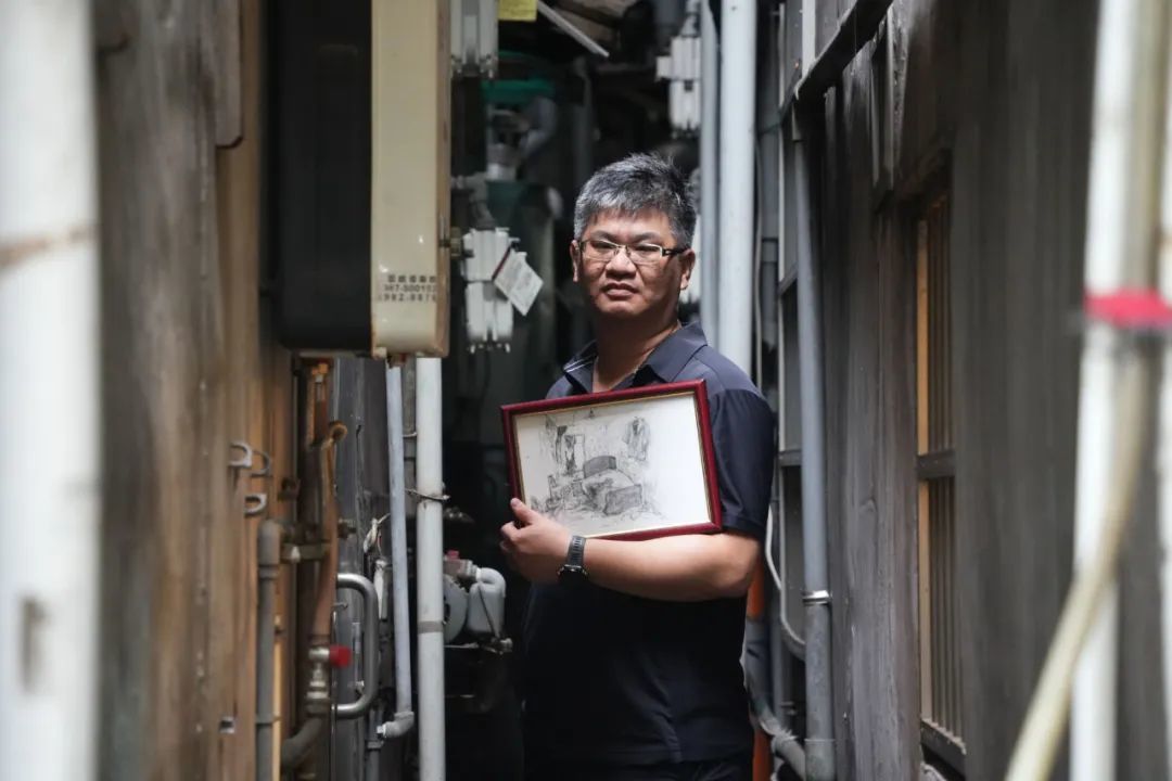 卢致宏展示素描绘制的现场