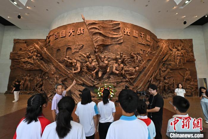 7月8日,民众在百团大战纪念馆参观。 中新社记者 韦亮 摄