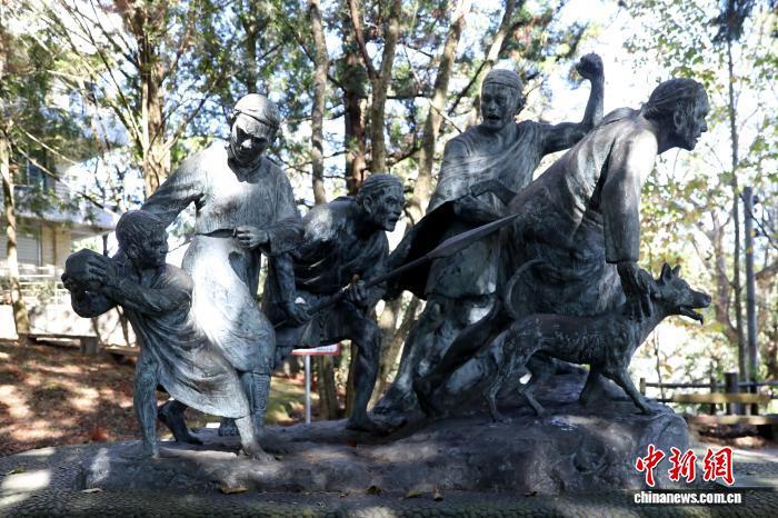 近日，位于台湾南投县仁爱乡雾社事件纪念公园的雾社少数民族抗日群像雕塑。中新社记者 朱贺 摄