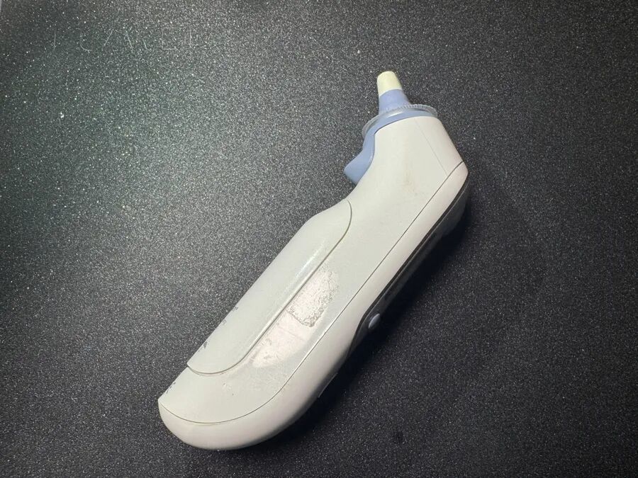 耳温枪属于电子体温计的一种,测量方便、读数便捷是其特点(作者 摄)