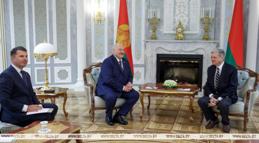 白俄罗斯总统卢卡申科与美国特使科尔(右)会谈。白通社