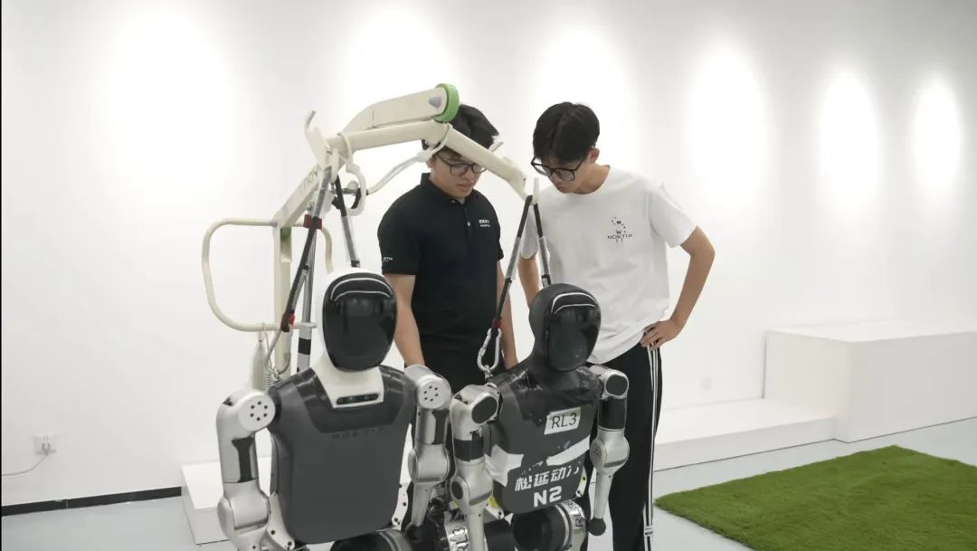 ▲松延动力工作人员在调试机器人。李学浩 摄