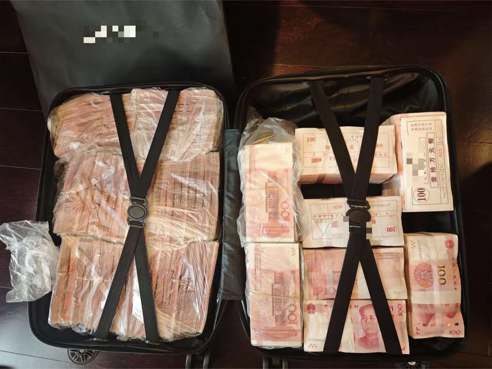 警方查获的部分涉案现金。图片来源：微信公众号“上海经侦ECID”