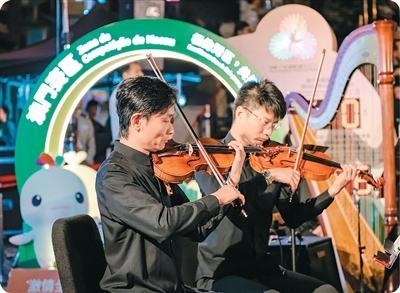 澳门乐团在大三巴牌坊前演奏。澳门特区政府新闻局供图