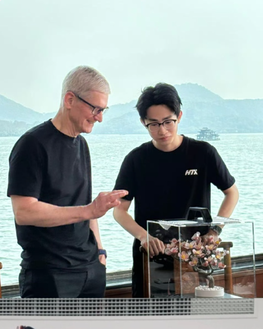 排面!库克现身杭州 约见UP主影视飓风、何同学