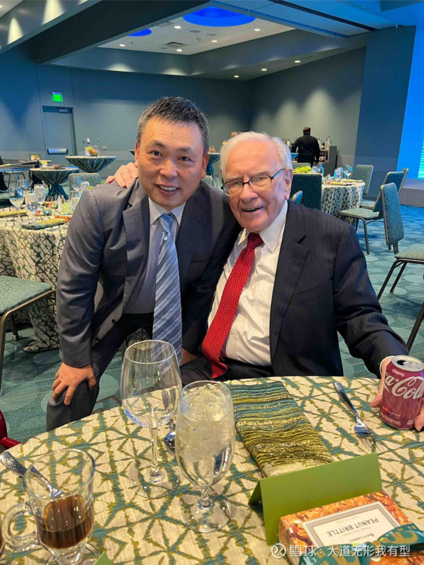 2023年,段永平在餐厅偶遇巴菲特(右)和芒格 图片来自段永平个人社交平台