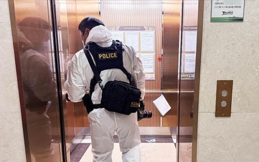 ▲警方在案发公寓楼调查