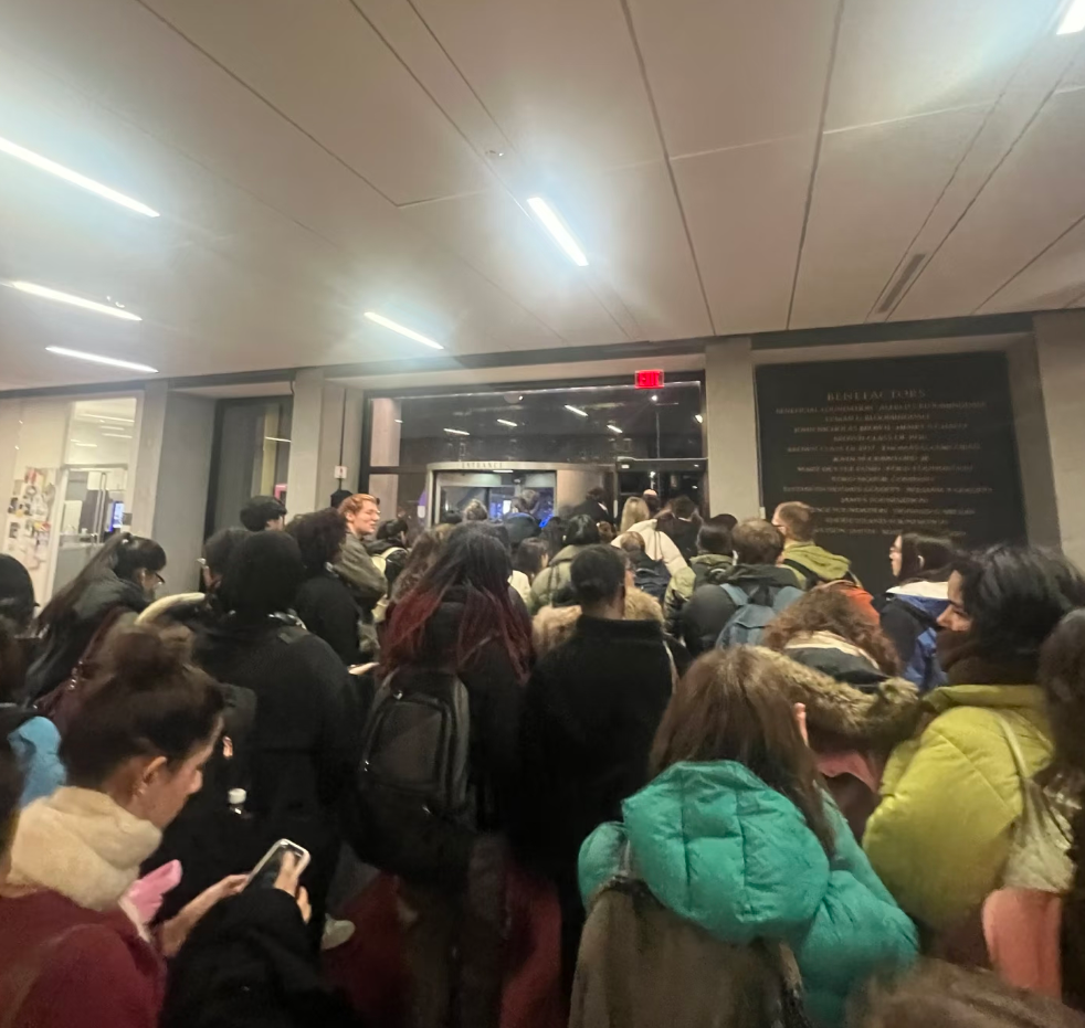 ▲学生排队准备疏散到体育馆过夜