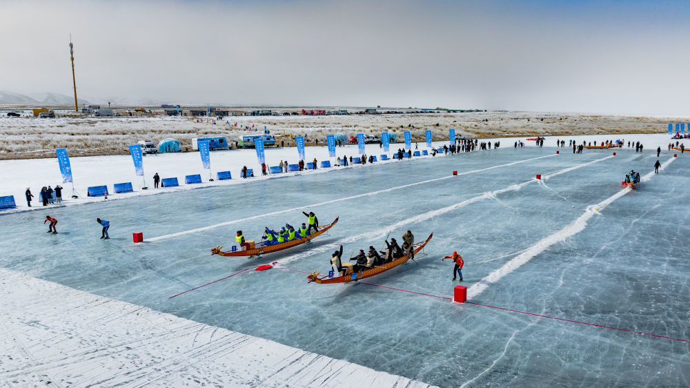 ↑在新疆博尔塔拉蒙古自治州，选手们参加“首届赛里木湖全国冰上龙舟邀请赛”（2025年3月15日摄，无人机照片）。