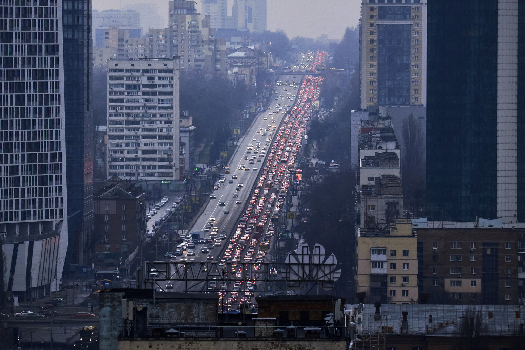 当地时间2022年2月24日，俄乌冲突爆发，居民驱车离开乌克兰基辅，导致交通拥堵。