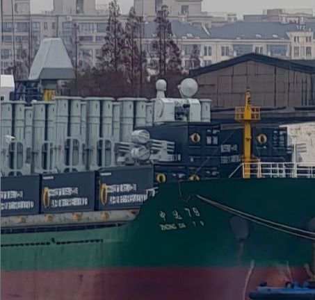 互联网上最早流传的关于这艘改装货轮的图像(最上图)以及其他后续图片