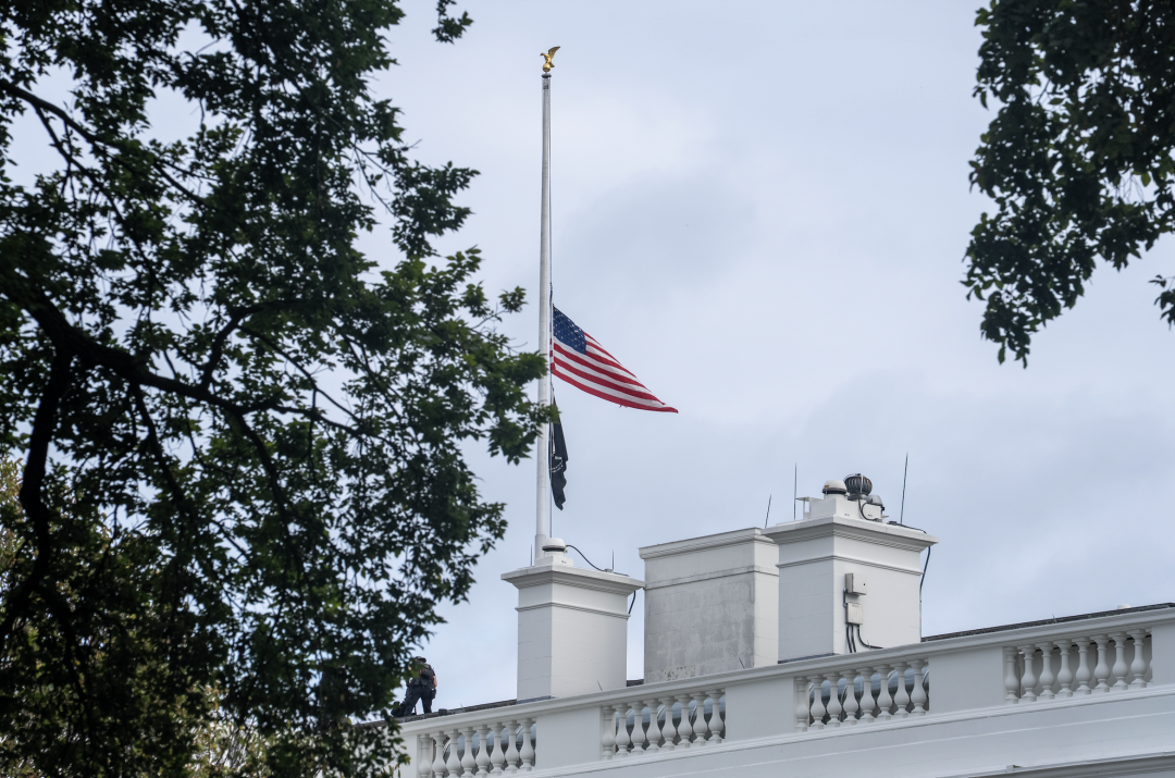 9月10日,美國首都華盛頓白宮降半旗致哀/新華社記者 胡友松 攝