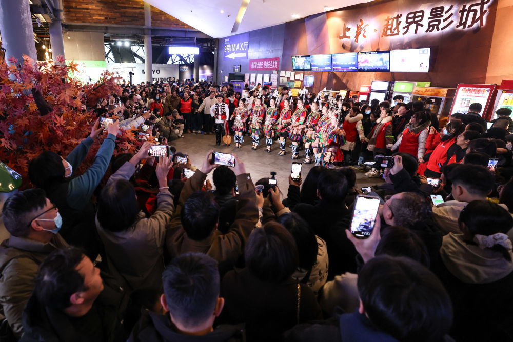 2月25日，观众在贵阳越界影城观看侗族大歌表演。新华社记者 欧东衢 摄