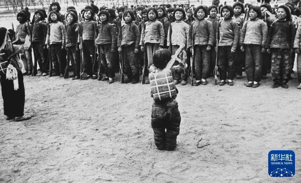 晋察冀边区的儿童团员们列队高歌。赵烈 摄