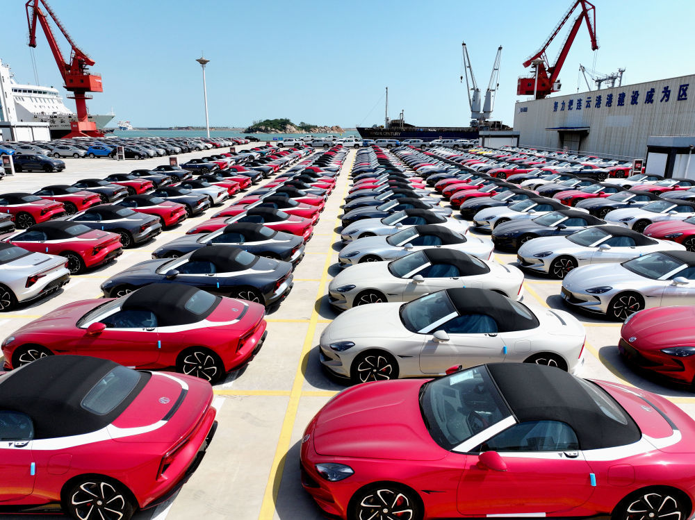 6月16日，在江苏省连云港港东方港务分公司码头，大批车辆等待装船外运（无人机照片）。新华社发（王春摄）