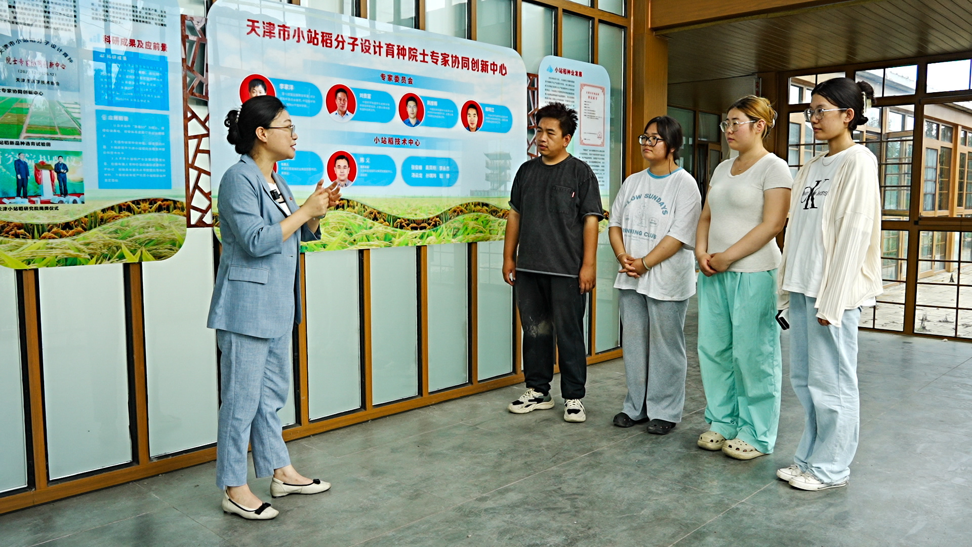 天津农学院学生聆听项目组成员张雅博老师讲解（央广网发 天津农学院供图）