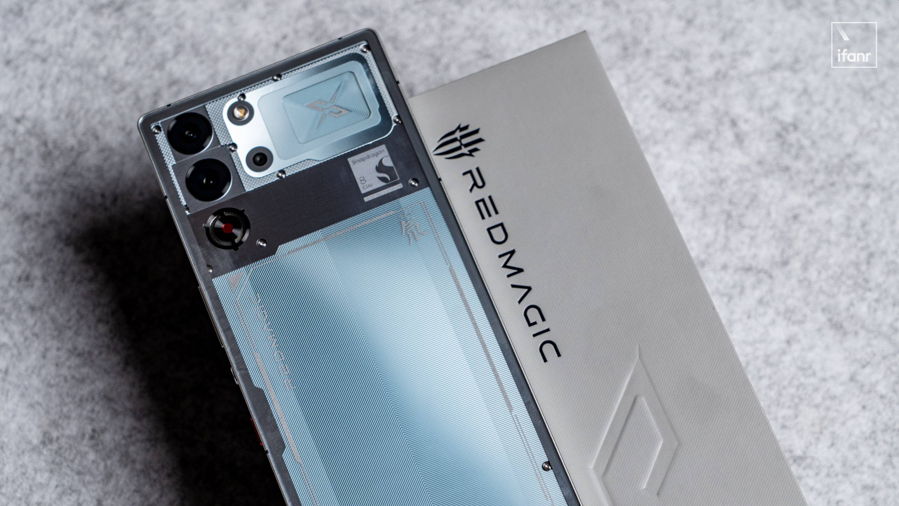 红魔 10S Pro+ 氘锋透明银翼版:搭载高通性能最强的骁龙 8 至尊领先版,可以玩 PC 游戏的手机