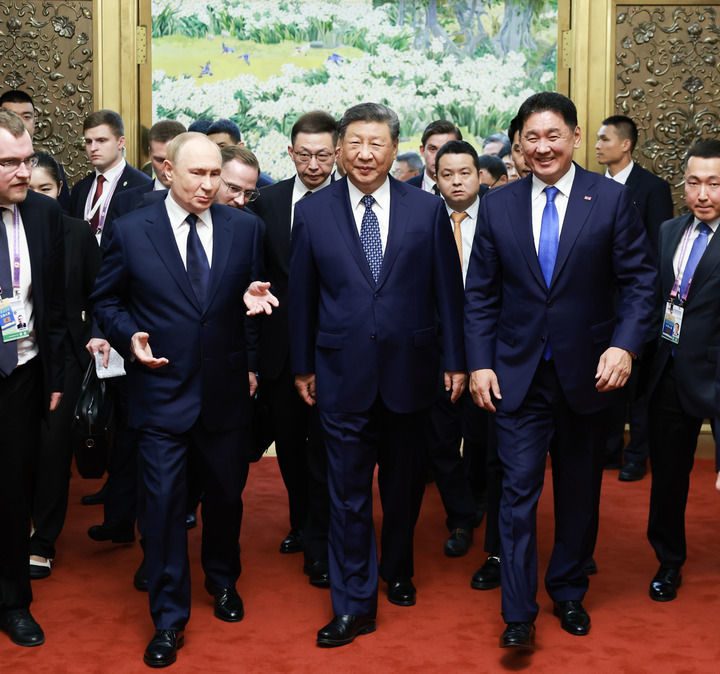 9月2日上午，国家主席习近平同俄罗斯总统普京、蒙古国总统呼日勒苏赫在北京人民大会堂举行中俄蒙三国元首第七次会晤。新华社记者 丁海涛 摄