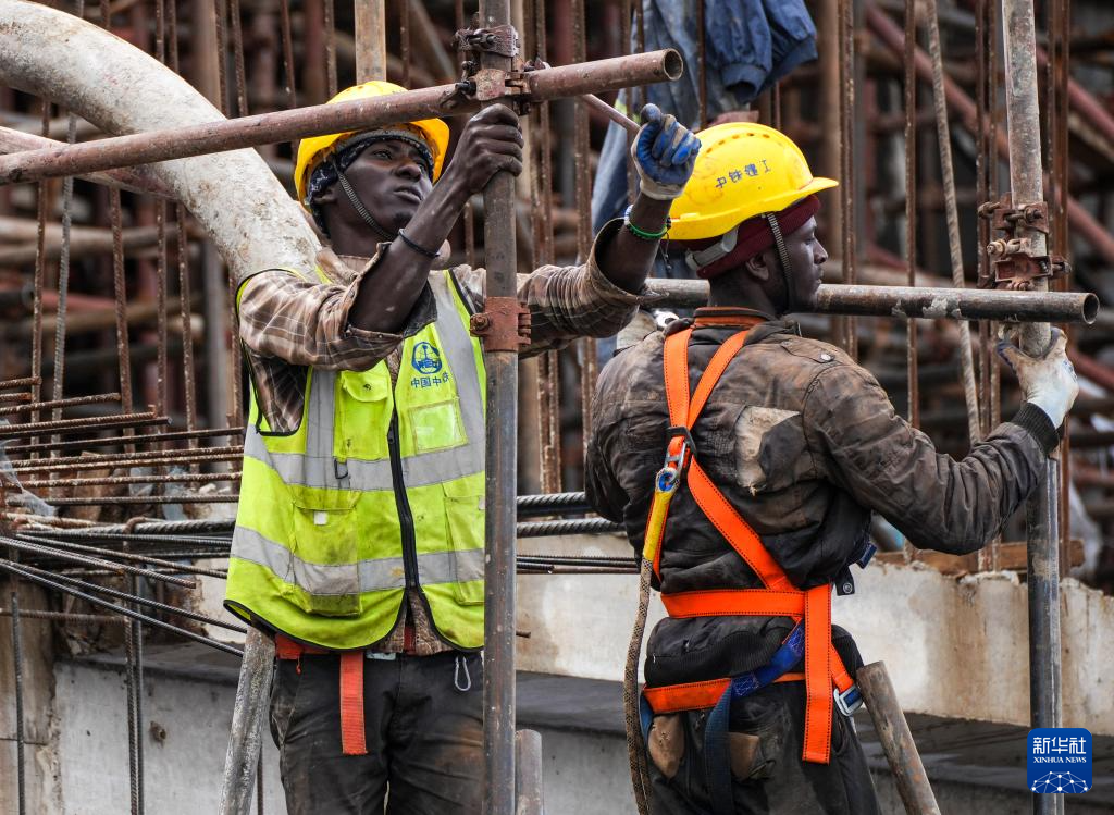 4月25日,工人在坦桑尼亚阿鲁沙综合体育场项目上工作。新华社记者 李亚辉 摄