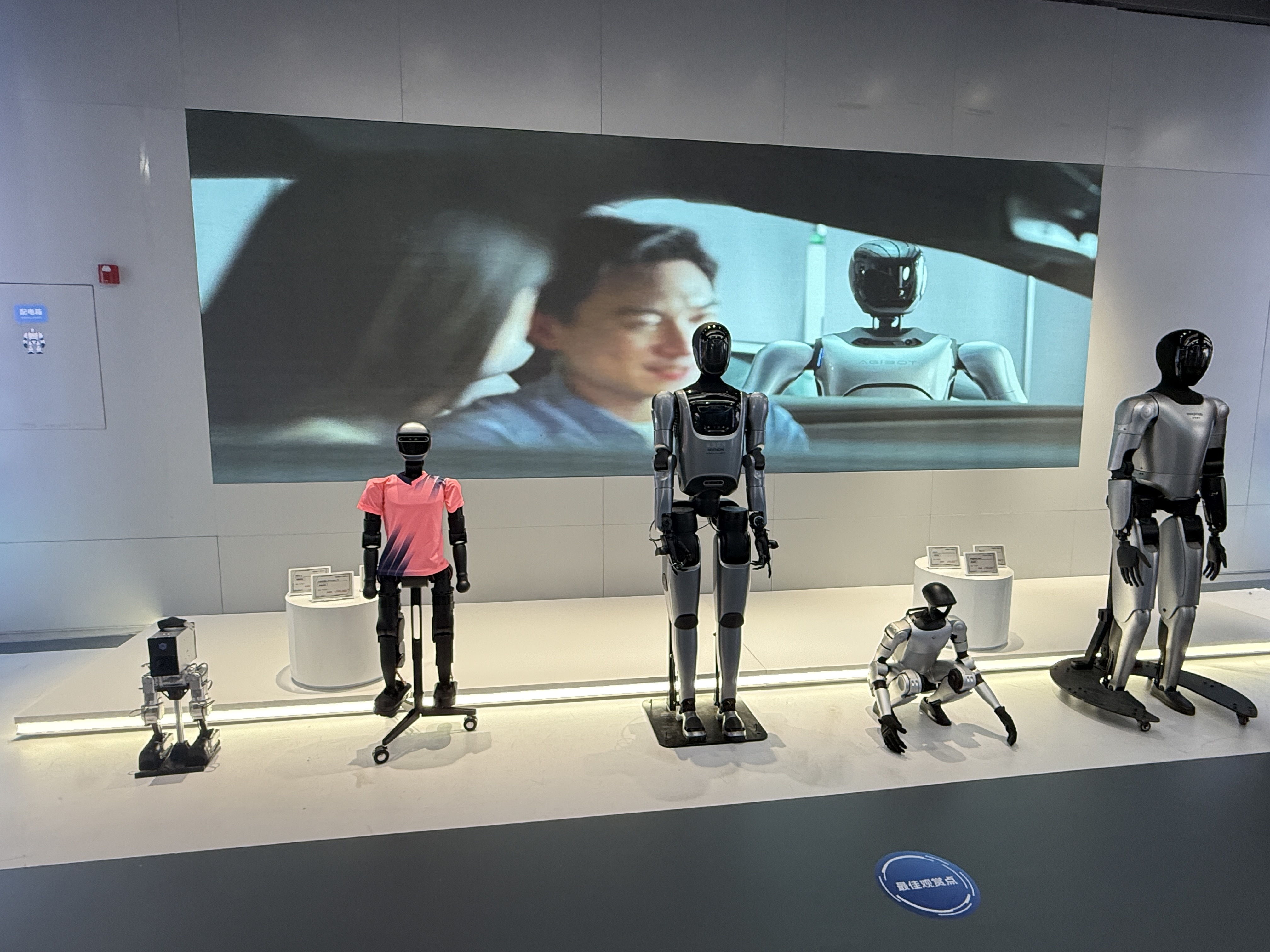 全球首个AI原生地图App来了!抢导游饭碗,吃喝玩乐齐全,说话就能精准规划