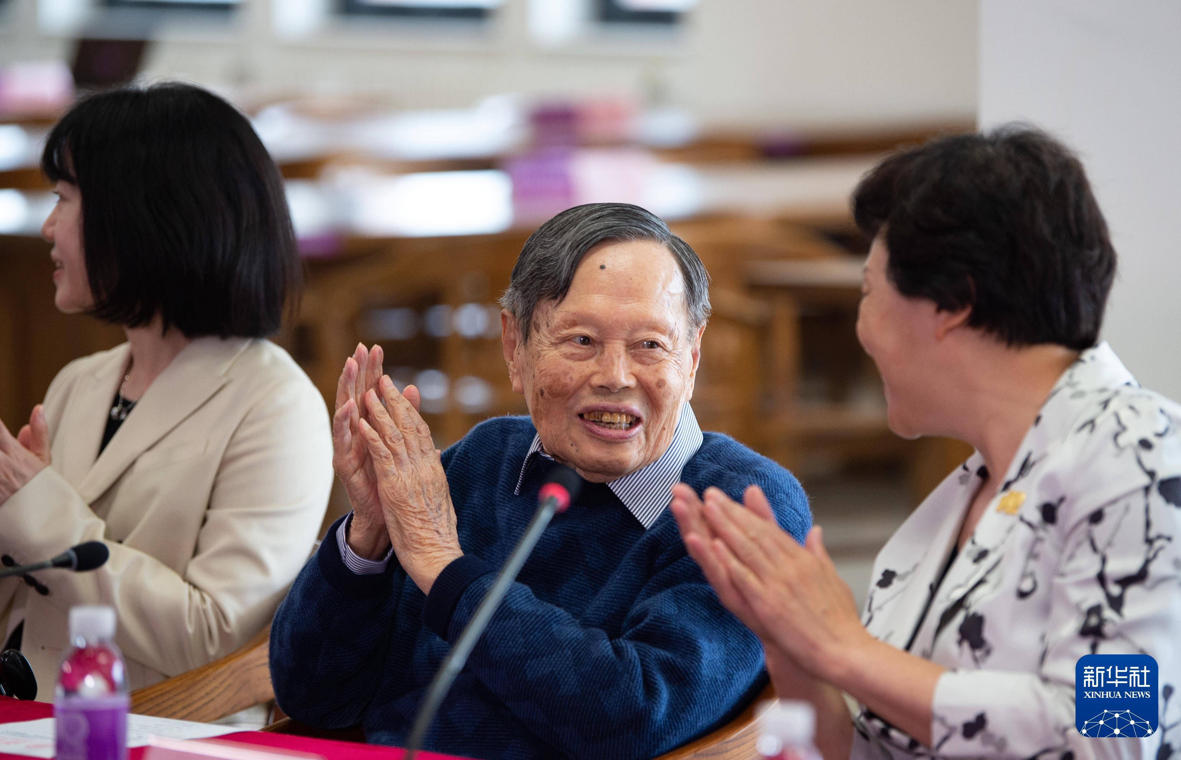 2021年5月14日,杨振宁先生捐赠清华大学暨“杨振宁资料室”揭牌仪式在清华大学举行。新华社记者 陈钟昊 摄