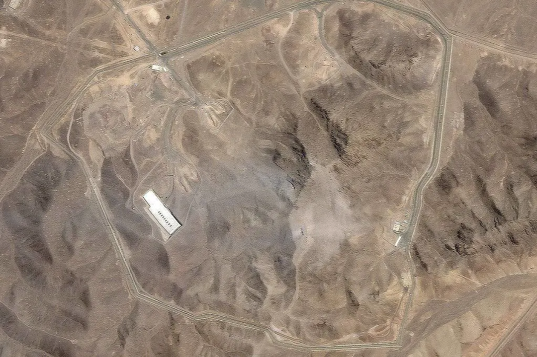 ◎ 当地时间2025年6月22日，Planet Labs PBC公司提供的卫星图片显示，美国空袭伊朗福尔多地下核浓缩设施后的景象
