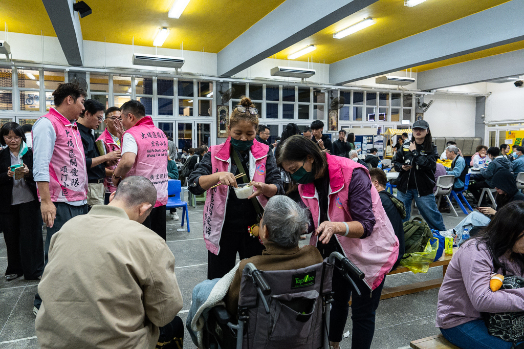 11月26日晚,香港新界大埔区旺福苑发生火灾后,志愿者在临时避难所为居民提供帮助。