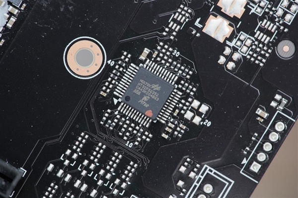 巧妙滑块设计!技嘉RTX 5060 Ti GAMING OC 16GB魔鹰图赏