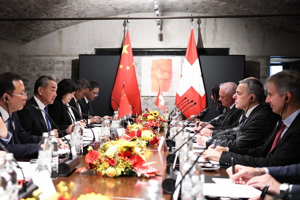 当地时间10月10日,中瑞第四轮外长级战略对话在瑞士贝林佐纳举行 外交部网站