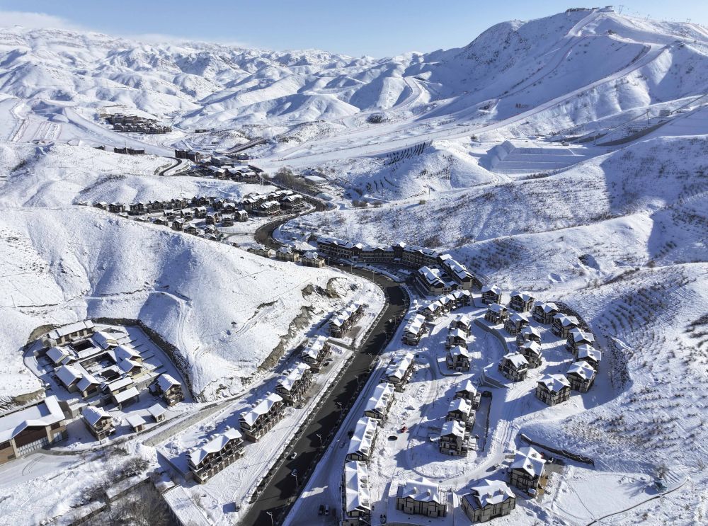 将军山国际滑雪度假区周边的酒店、民宿等商业建筑群（1月24日摄，无人机照片）。