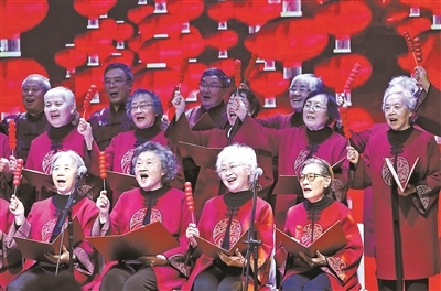 老人们在社区的“春晚”上演唱歌曲《冰糖葫芦》