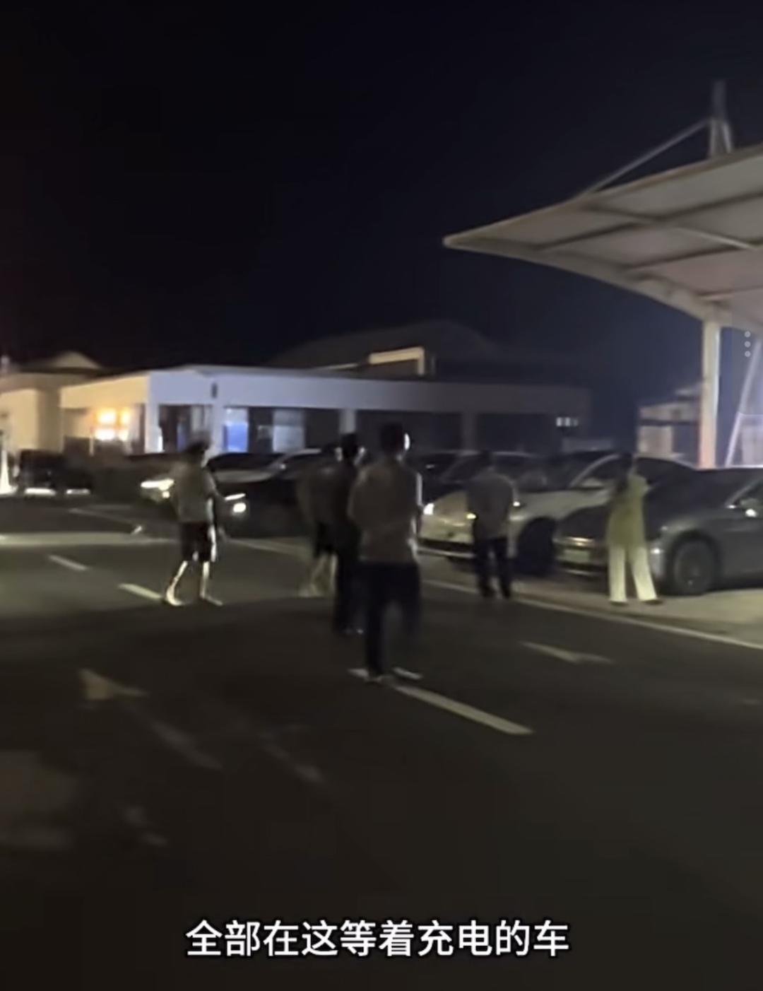 ▲有网友反映,高速服务区充电桩开始排队叫号(视频截图)