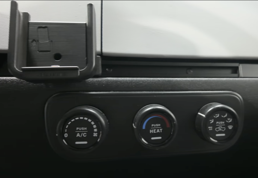 内饰旋钮全部都是塑料的｜图源：MotorTrend