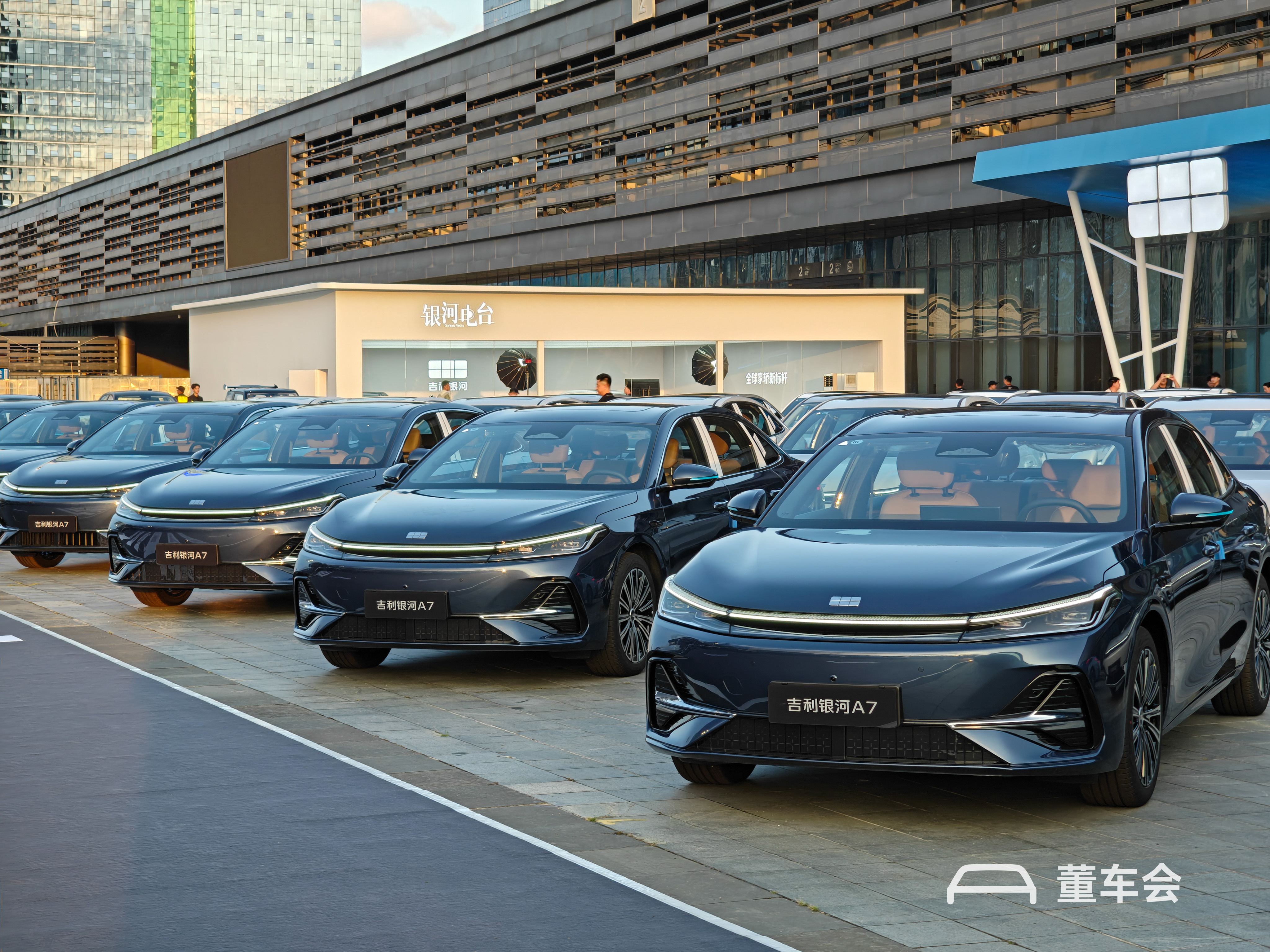 8.18 万元起售,吉利银河 A7 想颠覆电混家轿,剑指比亚迪秦L