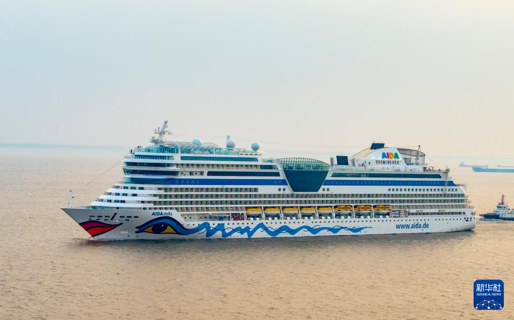 3月16日，“阿依达&middot;星辰号”邮轮航行在上海吴淞口国际邮轮港水域（无人机照片）。 新华社发（朱嘉奕摄）