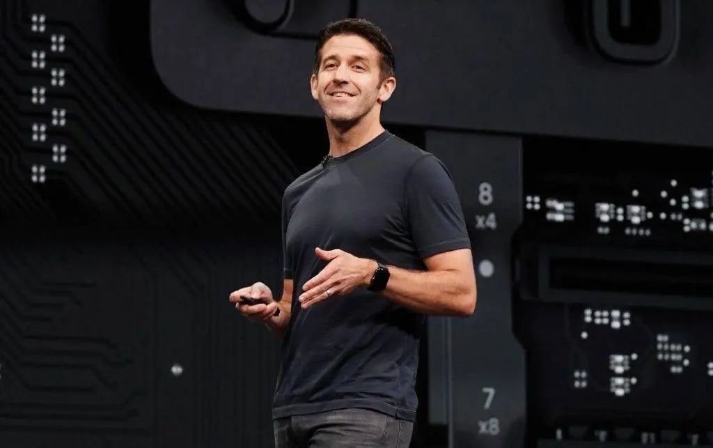 下一任苹果 CEO,可能是这位 iPhone 的掌舵人