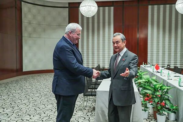 2月15日晚,中共中央政治局委员、外交部长王毅在出席慕尼黑安全会议期间应约会见已担任乌克兰外长的瑟比加 图:外交部网站