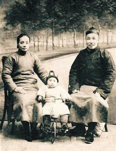 幼年李道煃与父母的合影 资料图片