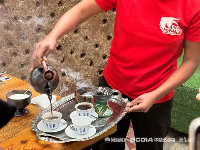 考察团品尝咖啡
