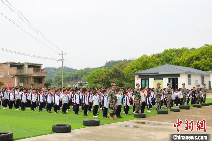 学生参与国防教育。王婷婷 摄