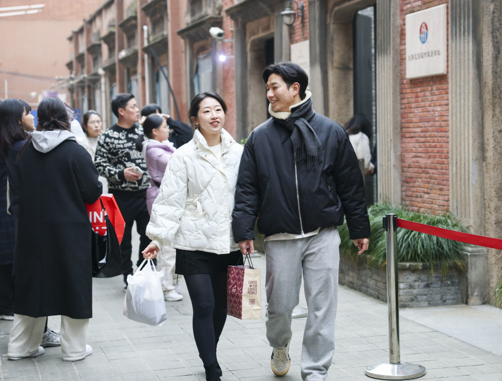 近期，许多韩国游客“扎堆”来到上海旅行，韩国也流行起了“周五下班去中国”。 新华社记者 王翔 摄